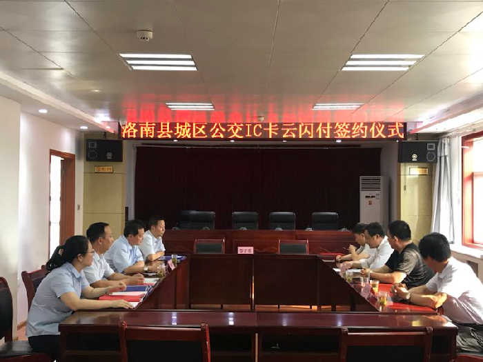进行座谈