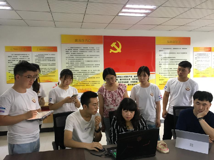 设计团队与屈军侠社长讨论设计设想和方案1