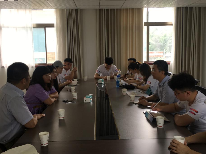 设计团队与屈军侠社长讨论设计设想和方案2