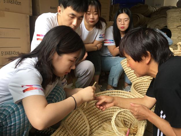 西建大学生向师傅学习草编制作工艺1