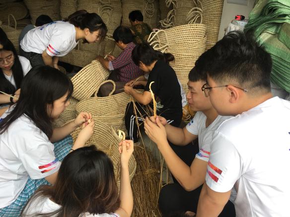 西建大学生向师傅学习草编制作工艺2