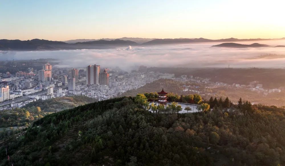 晨曦中的洛南县城