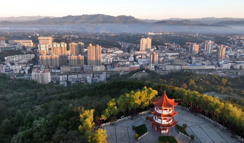 晨曦中的洛南县馒头山公园