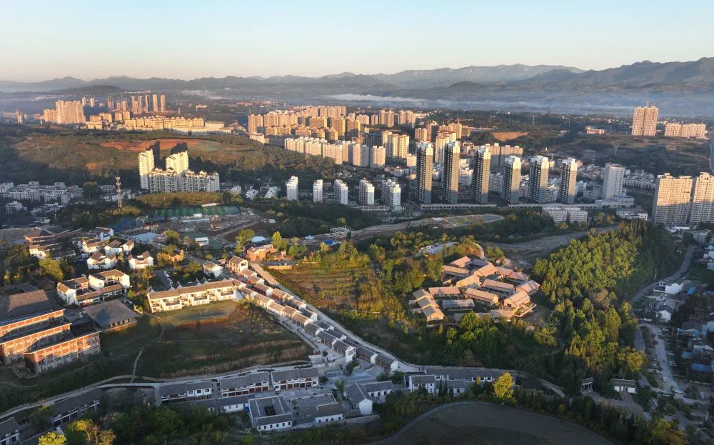 晨曦中的洛南县馒头山公园